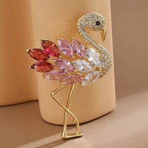 Broche flamant rose dorée avec cou en zircons et plumes en pierres multicolores