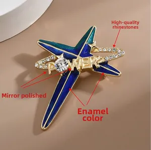 Détail de la broche en étoile avec émail bleu, cristaux et texte Power doré