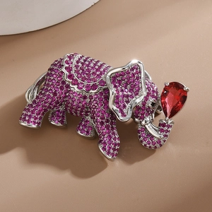 Dettaglio spilla a forma di elefante in argento con zirconi viola e una gemma rossa a pera
