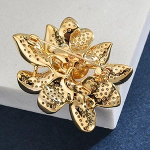 Elegante 3D-Lotus-Brosche mit goldenen Perlen und Zirkon aus einer detaillierten Rückansicht