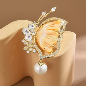 Eleganter Schmetterling Brosche mit Perlmutt und Perlen auf goldenem Sockel