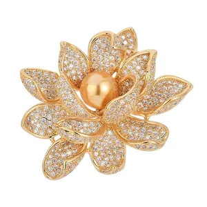 Exquisite goldene Lotos-Brosche mit einer großen Perle und glänzenden Zirkonia