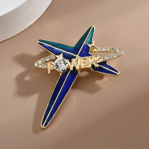 Broche étoile en émail dégradé bleu avec lettrage POWER et strass brillants décoratifs