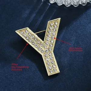 Gros plan sur la broche lettre Y avec strass de qualité AAA et détails plaqués or