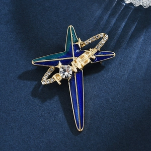 Broche Étoile Cosmique avec inscription Power et finition en émail bleu dégradé
