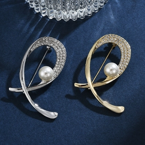 Luxury Alloy Rhinestone Faux Artificial Pearl Letter Q Shape Brooch Pin For Women Men Fashion High End Coat Corsage Jewelry Accessory