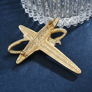 Vue arrière broche libellule dorée avec fermoir épingle de sûreté et texture métal