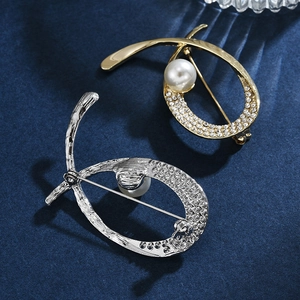 Elegant gold and silver brooch set with large pearl and rhinestones for women