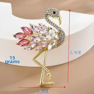 Détail de la broche flamant en cristal montrant la taille 5,8cm x 3,9cm et le poids 15g