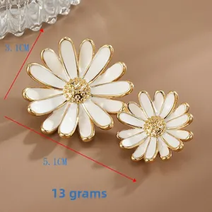 Vue détaillée de broches marguerites en émail blanc avec dorure et dimensions
