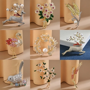 Broche Luxueuse en Zirconia pour Femme Élégante Épingle en Cuivre Forme Oiseau Cerf Blé avec Perle Artificielle Bijou