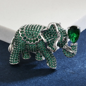 Dettaglio della spilla a elefante in argento con zirconi verdi e pietre bianche brillanti