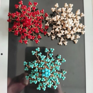 Broches florales élégantes en rouge, blanc et vert avec perles sur base en alliage doré