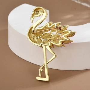Vue arrière de la broche flamant rose doré montrant l'épingle sur support minimaliste