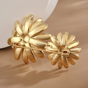 Élégante broche double marguerite dorée avec finition en émail poli pour vêtements