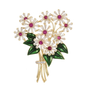 Élégante broche bouquet dorée avec pétales en zircone et centres en cristal rouge