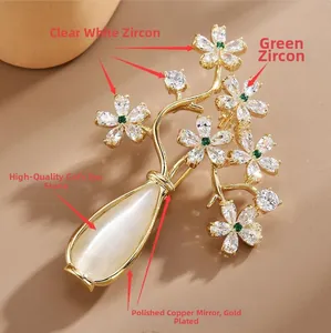 Détail de la broche fleur de prunier avec zircons et pierre œil-de-chat en goutte