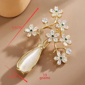 Broche fleur de prunier avec micro-zircons et pierre œil-de-chat, taille 6,6cm x 4,2cm