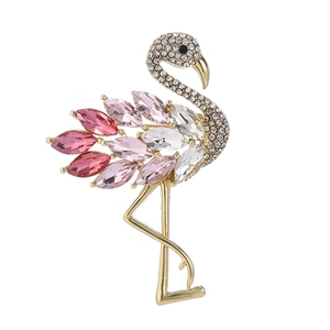 Broche flamant rose élégante ornée de cristaux roses et strass blancs dorée à l'or