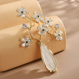 Broche de Vase à Fleurs en Cuivre de Luxe pour Femmes Zirconia Incrusté Fleur de Prunier Épinglette de Revers Bijoux de Mode