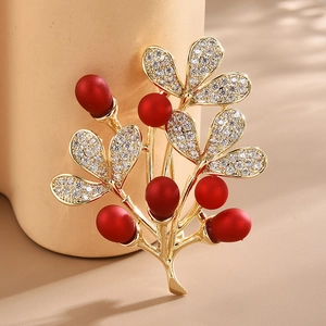 Broche feuille dorée élégante avec cristaux blancs et baies rouges mates pour l'hiver