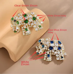 Vue détaillée des broches éléphant avec oxydes de zirconium verts, bleus et blancs sertis