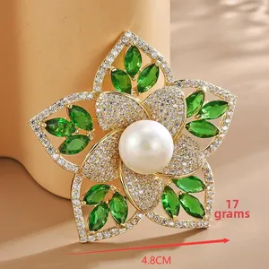 Detail der 4,8cm Blumenbrosche mit großer Perle und grünen Zirkon-Blütenblättern