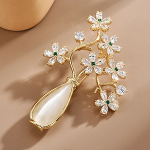 Broche vase en pierre œil de chat avec fleurs de prunier en zircon et détails verts