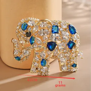 Détail de l'élégante broche éléphant dorée avec zircone, taille 4,2 cm et poids de 11 g