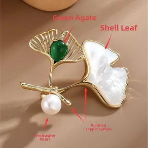 Détail de la broche ginkgo avec agate verte, feuille de nacre et perle d'eau douce ronde