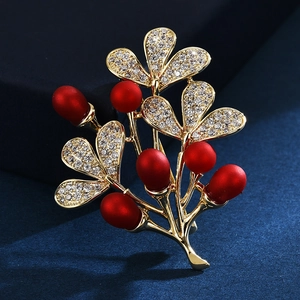 Broche feuille dorée exquise avec baies rouges et zircons pour manteaux d'hiver femmes