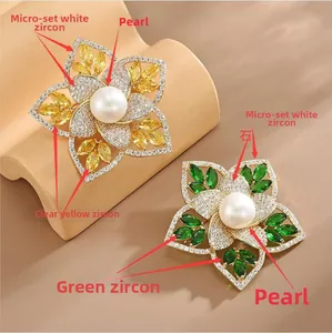 Detail einer fünfblättrigen Blütenbrosche mit Muschelperle und buntem Zirkonia