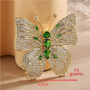 Détail de la broche papillon avec zircons blancs et gemmes vertes, largeur 4,4cm poids 15g