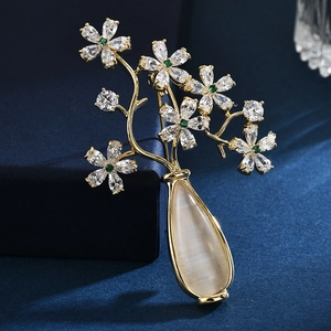 Broche vase à fleurs dorée avec pétales en zircon et pierre d'œil de chat goutte
