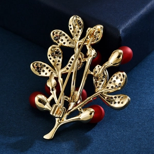 Broche florale exquise en or avec perles rouges et détails étincelants en zircon blanc