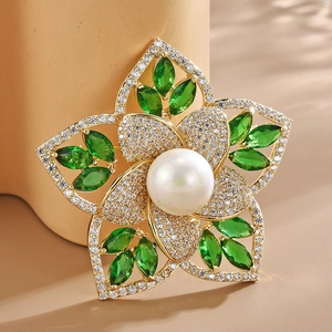 Eleganter Gold-Blumenbrosche mit weißer Perle, grünen Edelsteinen und Zirkonia-Akzenten