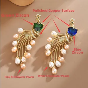 Détail d'une élégante broche paon avec zircons colorés et perles d'eau douce