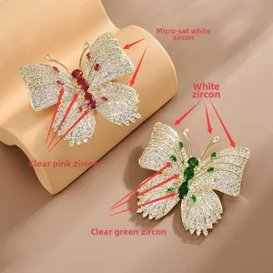Détail macro de broches papillon en cuivre avec zircone micro-pavé scintillante en rose et vert