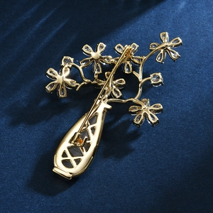 Broche vase aux fleurs de prunier plaquée or avec zircons et épingle de sûreté au dos