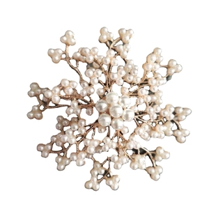 Élégante broche flocon de neige en alliage doré avec grappes de perles blanches pour femme
