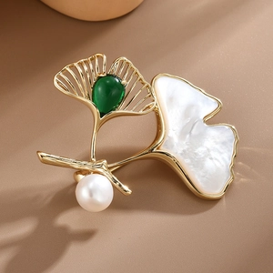 Broche élégante en forme de feuille de ginkgo avec pierre verte, nacre blanche et perle d'eau douce
