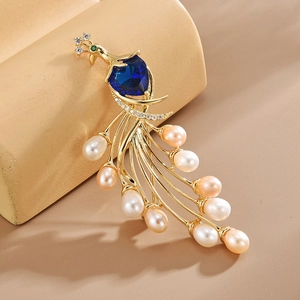 Broche paon élégante avec pierre précieuse bleue en cœur et décor de perles d'eau douce