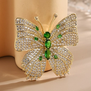 Broche papillon élégante en zircon micro-pavé et pierres précieuses vert émeraude