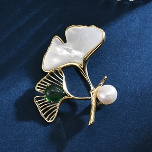 Broche feuille de ginkgo avec nacre naturelle, perle d'eau douce et gemme verte dorée