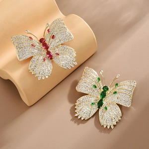 Élégante Broche Papillon en Cuivre Haut de Gamme Micro-Incrustée de Strass Corsage Brillant pour Femme Bijoux de Banquet