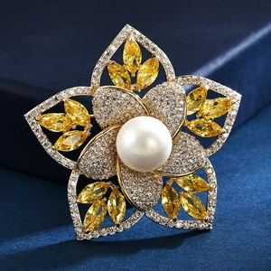 Eleganter fünfblättriger Blumenbroschen mit Perle und gelbem Zirkon in Goldbeschichtung