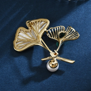 Broche élégante en feuille de ginkgo avec nacre, pierres vertes et perle blanche pendante
