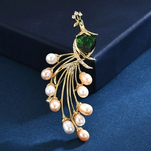 Broche paon élégante plaquée or avec pierre précieuse verte et perles d'eau douce