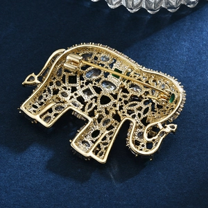 Élégante broche éléphant avec zircons et finition dorée sur fond de velours foncé