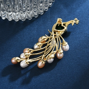 Broche paon dorée élégante avec perles d'eau douce et pierre gemme verte en forme de cœur